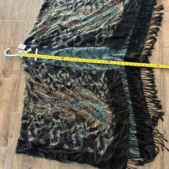 Elegant Black and Teal Paisley Shawl - Picture 4 of 6